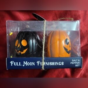 NIB Pumpkin Salt & Pepper Shakers